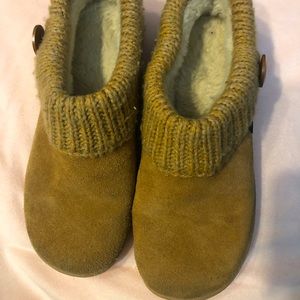 Cabelas women’s slippers SZ 7